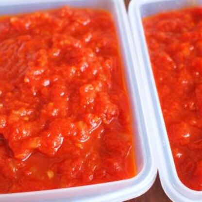 楽天でお安いトマト缶をまとめて買って、やっと作りました～。半分を冷凍させてます。これからしばらくトマトソース系パスタレシピでお世話になります～。
